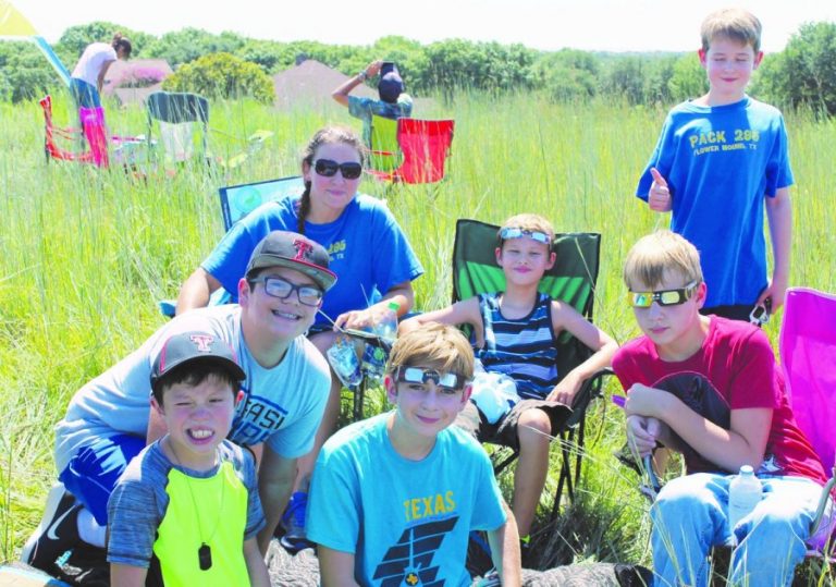 Flower Mounders flock to view eclipse