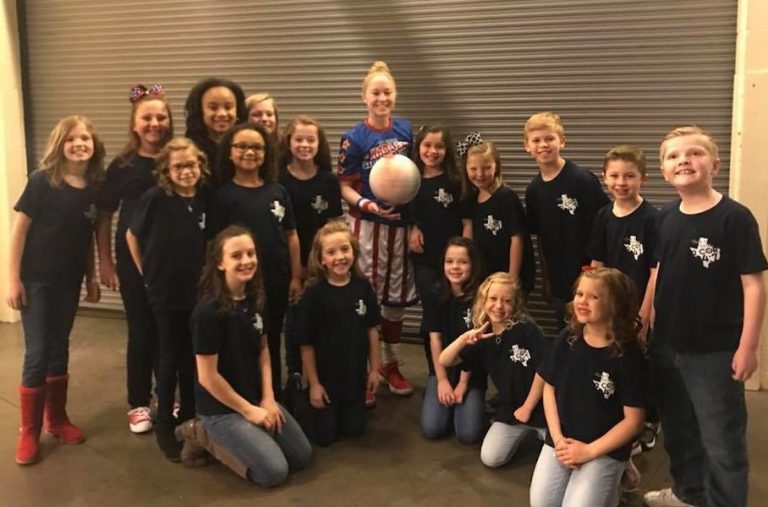 Students sing national anthem at Globetrotters game