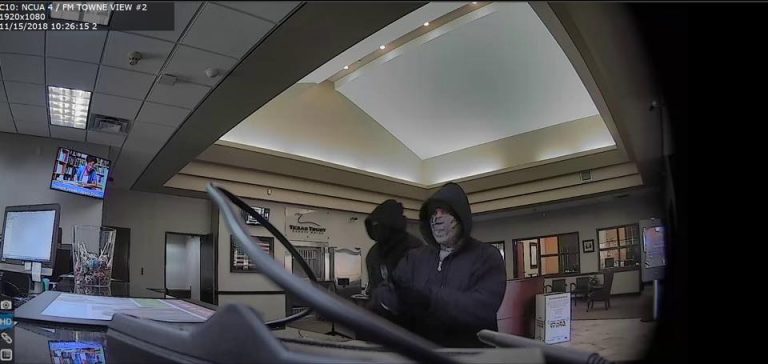 Armed suspects rob Flower Mound bank Thursday