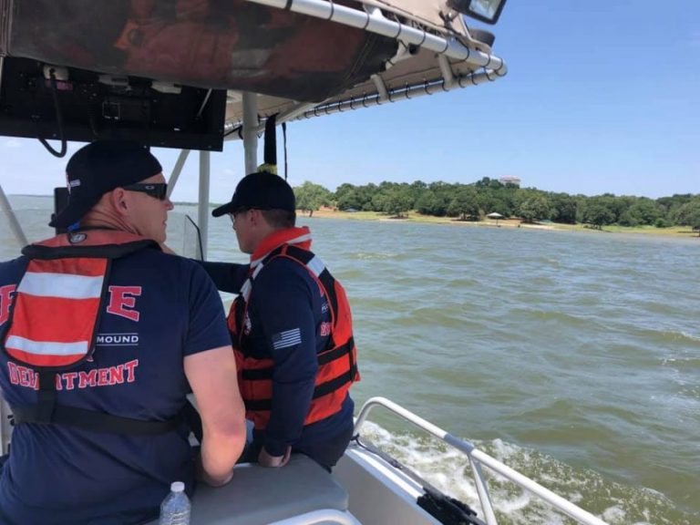 Two men survive hours in Lake Grapevine after boat sinks