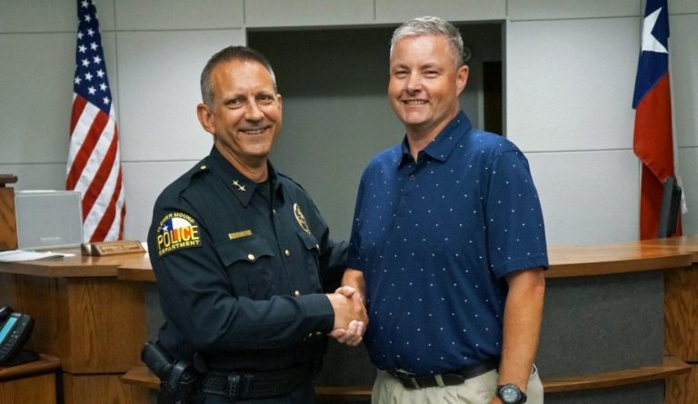 Flower Mound honors officer retiring after 21 years with FMPD