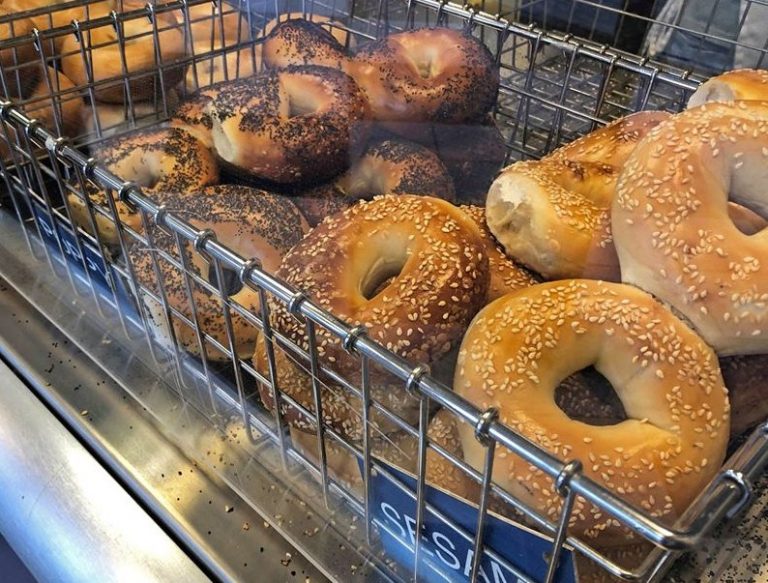 New York-style bagel shop now open