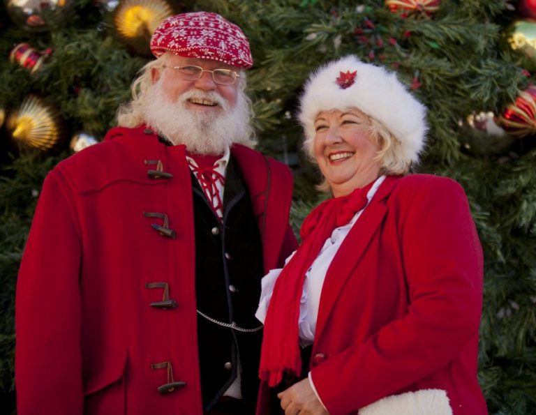 Double Oak couple spreads Christmas cheer