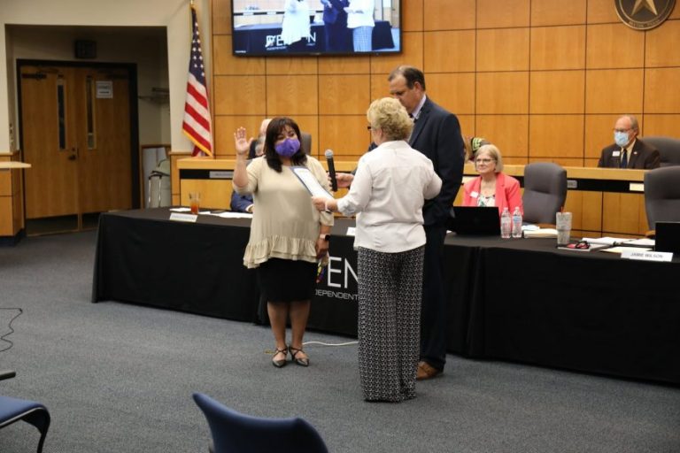 Denton ISD swears in new, returning trustees