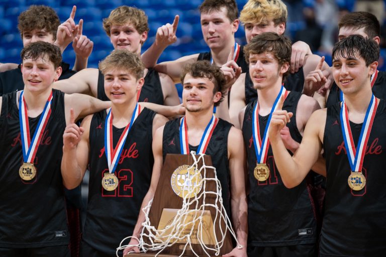 Argyle boys basketball team wins state
