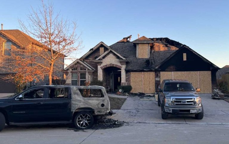 Country Lakes house fire displaces family